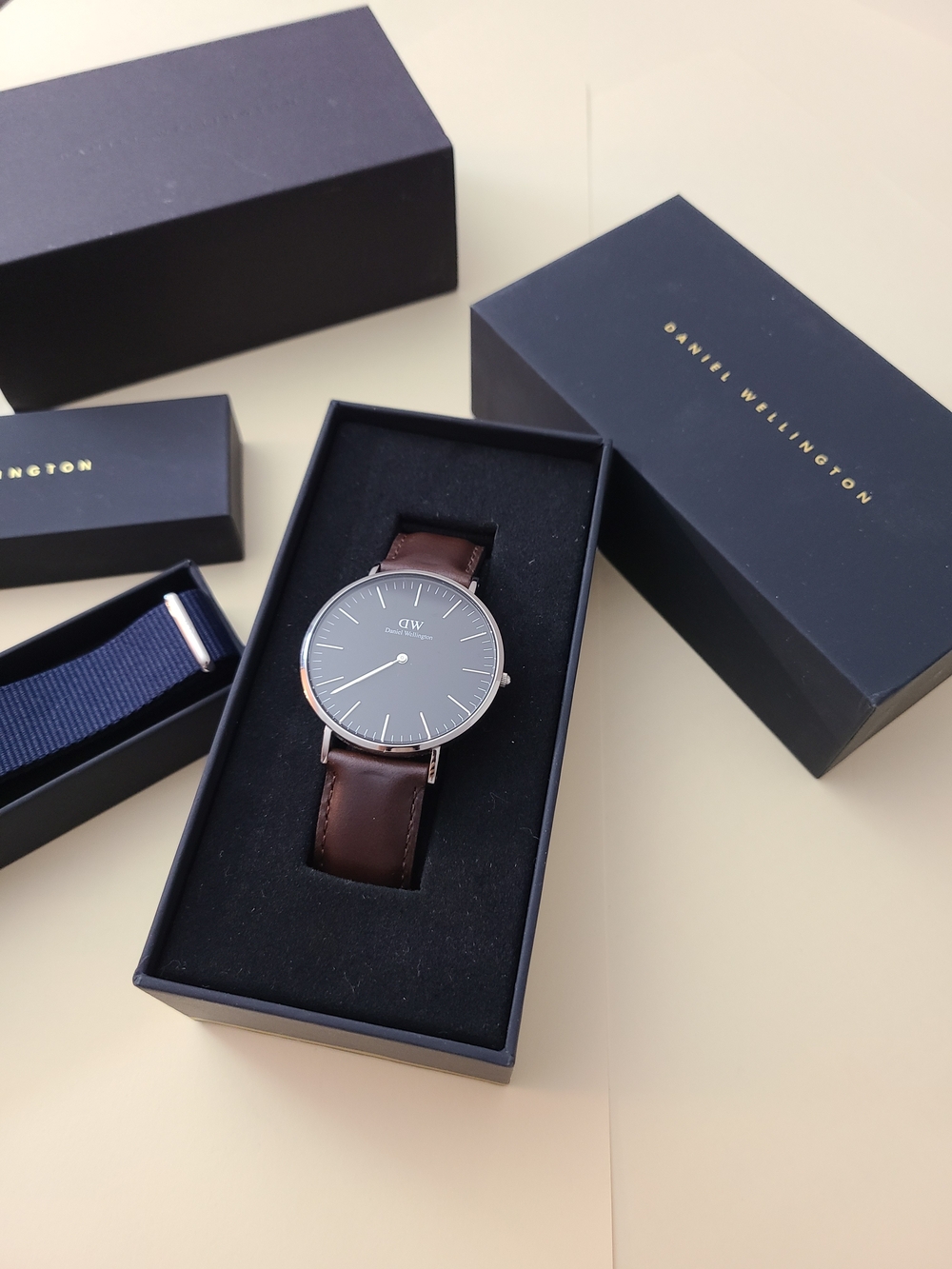⌚ Daniel Wellington Classic Watch with Extra Strap